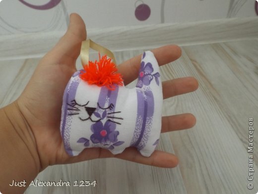 он неболшой - с ладошку) если кому надо - могу выложить выкройку котика и овечки) (фото 4)