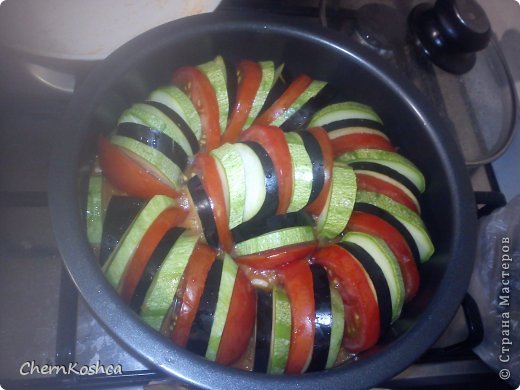 И на десерт покажу вам мои красивые вкусности, которые освоила за последние три месяца...
Ну это Рататуй, я его готовила уже третий раз.. но в этот раз специальную формочку купила именно для него!
рецепт очень простой и я его беру всегда с сайта say7.info. Там красиво и подробно. (фото 24)