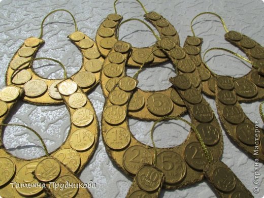 Два абсолютно одинаковых баллончика с золотой краской, но в одном краска блестящая, красивая (к НГ закончилась), а в этом - золото не блестит совершенно... (фото 22)