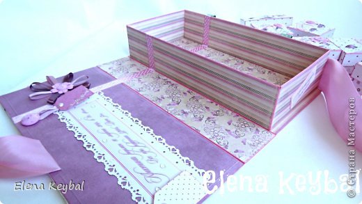 Теперь как приклеить бумагу. Если заготовку для крышки делали из цветной бумаги,можно подушечкой не тонировать края, я когда из ватмана делаю,то везде широко обрабатываю подушкой в цвет,в основном это розовый или голубой цвет. Особенно тонируем хорошо и насыщенно места бигования,так как там будет видно буквально 1 -2 мм. Из скрап-бумаги нарезаем по размерам,и клеим на нашу заготовку-крышку. В месте биговки бумага не сходится буквально на 1-2 мм,тем самым всё хорошо сгибается и разгибается. Мы отмеряли на примере зелёной коробки-5 отрезков,вот пять и должно быть деталек из скрап-бумаги,и пять ещё таких же с обратной стороны крышки-заготовки. После того как приклеили,я ложу под пресс,на пару часов,это обязательно(пресс-это книги у меня). Потом только клеим коробку. (фото 7)