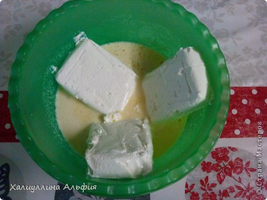 Кладем весь творог в заранее приготовленную смесь. У меня это три массивных брикета по 250 г. (фото 5)