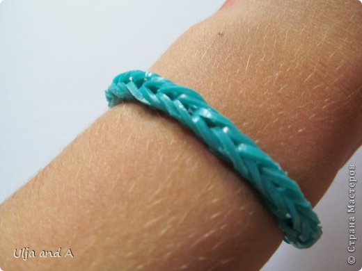 Привет всем !!!! Я покажу вам , как плести браслеты из маленьких резиночек ( loom bandz ).
И так, начнём !!! (фото 1)