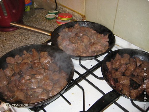 Печень нельзя долго жарить...она становится жесткой.... И на сковороду лучше помещать не слишком большое количество, иначе она будет вариться.... На одной сковороде печень куриная...на двух других - свиная....Солим и перчим по вкусу в конце.... (фото 10)