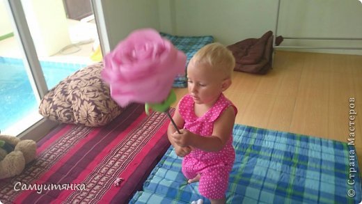 а вот и именинница с розой! ))) Розой оказалось очень удобно махать как оружием (фото 5)