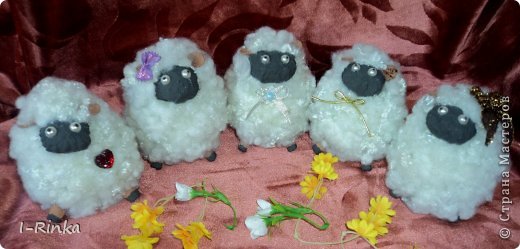 Снова здравствуйте!
Следующий год у нас год козы (овцы), время пролетит незаметно, я вот уже начала подготовку к праздникам.
Придумались овечки, ну или барашки (кому как больше нравиться), хочу поделиться с вами как я их делала, может кому пригодится. (фото 1)
