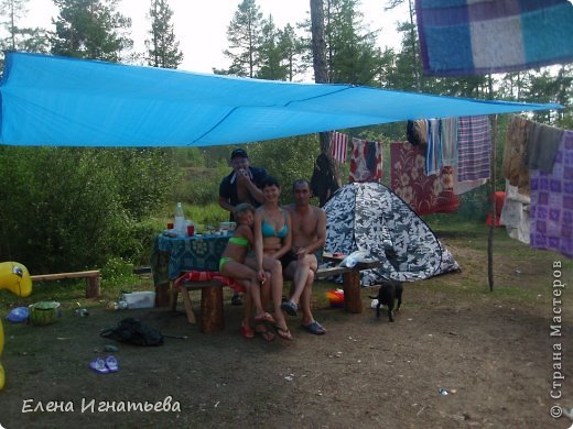 Сразу отмету все вопросы по поводу фотографий - они сильно разные по качеству, поскольку фотали на мыльницу, на мой телефон и на профессиональный фотоаппарат друзей. но это все реальные фотки, ни одна открытка с видами Байкала не пострадала))) это собственно наш лагерь))) на фото фигурируют - моя лучшая подруженька Натуська, доча ее Алинка, муж ее Вовчик - в черной кепочке и муж мой любименький, присоседился к девчатам))) ах, блин, забыла - еще и их отважная собака Сонька)))) че б мы без нее делали - наша защита и опора))) (фото 2)