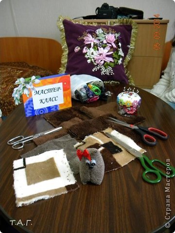 Девушки посмотрев на мою кошку Машу, принесли ткань ворсистую и из не быстро выкроили квадраты разного размера.  (фото 8)