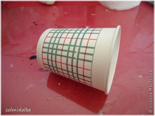 А теперь займемся нашим горшочком. Так как у меня не было под рукой совершенно маленького горшочка, то я его сделала. И это очень просто. Такой горшочек  может стать основой для корзиночки.
Берем бумажный стаканчик. (фото 15)