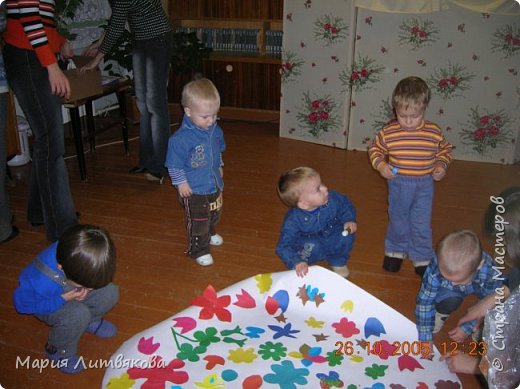 Еще одно занятие детско-родительского клуба (деткам 1-3 года), 2005 год
Сегодня мы смотрели кукольную сказку "Колобок" и делали такую яркую летнюю поляну. (фото 1)