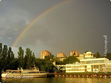 Здравствуйте, мои дорогие!Пока у меня нет времени на очередные поделки (занята срочным заказом), хочу предложить вашему вниманию фоторепортаж. Моему городу Николаеву в этом году исполняется 225 лет и прежде, чем показать репортаж о празднике, хочу познакомить вас с моим городом...
Николаев был основан в 1789 году князем Григорием Потёмкиным. Вначале он строился как кораблестроительная верфь. В XIX веке город стал центром кораблестроения на Чёрном море, а также центром управления Черноморским флотом. После Второй мировой войны Николаев был одним из центров судостроения СССР. К сожалению, судостроительные заводы почти все уже не работают...но не будем о грустном. (фото 1)