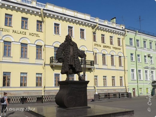 Памятник первому архитектору Петербурга - Доменико Трезини, который стоит прямо напротив его дома, в котором он и жил. Даже не могу себе представить, сколько заплатили за то, что бы сделать в доме Трезини отель! (фото 25)