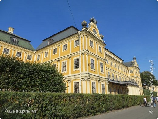 Здесь на набережной все рядом. Вот дворец первого губернатора СПб Алексашки Меньшикова, 1710 год. "Мин херц" не поскупился и растянул свой дворец вдоль набережной, а Университет расположил торцом к Неве, за что был гоним Петром палкой вдоль всех 12 университетских Коллегий.(корпусов)  (фото 34)