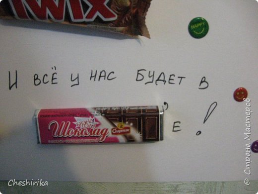 Крепились сладости на двусторонний скотч, держит он хорошо. Только коробочки сока и йогурт пришлось дополнительно закрепить на обычный скотч, особенно йогурт, он все норовил свалиться)) (фото 7)