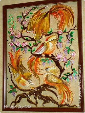 Смотрите, что получилось. Работала двумя видами видами красок - акрил и витраж, + золотой контур. Объём стволу дерева, придала с помощью "горячего клея", после нанесла краску. Долго размышляя над фоном, решила что им будет служить комнатные обои. Таким образом перемещая эту картину в другую комнату, автоматически меняется фон и она мягко вписывается в интерьер. (фото 2)