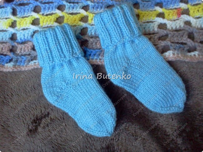 Такие крохотные носочки вяжу впервые, длина подошвы 10 см.
Пряжа Lanoso Baby Wool (40 % мерино, 60 % акрил), 50 г/150 м
Чулочные спицы № 2,5 (фото 4)