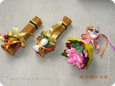 по просьбе знакомой, очередное оформление подарков!
- две ручки для тренеров.
- букетик с брошью для девушки. (фото 1)
