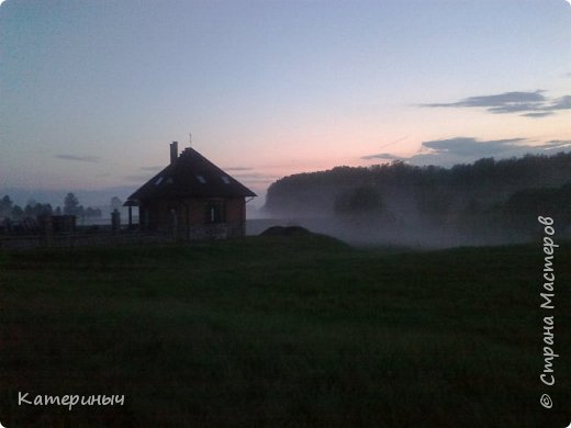 Приветствую всех жителей страны.
Есть у нас с мужем такое развлечение, как поездка по уголкам страны, в которой живем). Сперва составляем маршрут, согласовываем гостиницы  и отправляемся. Ездим каждое лето. Как правило- цепляем 1-2 области. Ну и собсна сама поездка составляет 4-5 дней. В этом году были в Гродненской и частично в Брестской областях. Хочу поделиться с Вами тем, что нам удалось увидеть. 
Все фото сделаны на телефоны, за качество некоторых прошу меня простить. Итак, поехали)

Это г. Сморгонь вечером. Находится в низине поэтому почти весь город был в тумане. В некоторых местах такой густой, что кажется можно его потрогать. (фото 1)