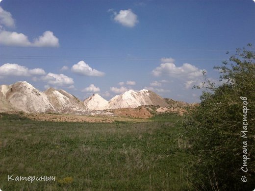 Вид на меловые карьеры с дороги. Очень мне напомнили заснеженные вершины высоких гор.  (фото 13)