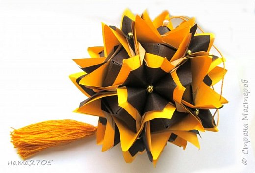 Name: Cleopatra
Designer: Maria Sinayskaya  

Diadem kusudama https://www.flickr.com/photos/51642560@N02/5096622060/in/set-72157624275437833/

Variation: Uniya Filonova
Parts: 30 + 60

Paper: 8 x 8+ 4 x 4
Final height: ~ 10 cm

Туториал https://podjem-tal.ru/node/796019 (фото 2)