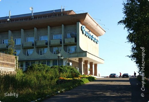 В конце лета, когда было решено ехать на Байкал, возник вопрос – КУДА? Озеро протянулось с северо-востока на юго-запад на 620 км в виде гигантского полумесяца. Ширина Байкала колеблется в пределах от 24 до 79 км. Трудно было выбрать направление нашей поездки.
Изначально, перерыв массу информации о Байкале в Интернете, я составила маршрут и поселение (на весь период пребывания на Байкале) на острове Ольхон. Затем последовали доработка плана и, практически, полное его изменение! Критерием в выборе (в итоге) стали развитая инфраструктура и наличие цивилизации. Выбрали Листвянку. Ну и экскурсию на Ольхон, конечно же!
Поселились в Отеле с одноименным названием "Байкал". Загородный отель «Байкал» расположен в поселке Листвянка, у истока Ангары, на высоте птичьего полета. Это современный отель с большим выбором дополнительных услуг: горнолыжный комплекс (в зимнее время), ресторан «Царский» и Русская чайная(в летнее время), банный городок, теннисный корт, детская комната, конференц-зал.
На самом деле в отеле темные коридоры и номера требующие хорошего ремонта.
В ресторане «Царский», где мы получали ежедневно завтрак, (здесь же нам приходилось и ужинать) обслуживание, если честно, оставляет желать лучшего.
(фото 1)