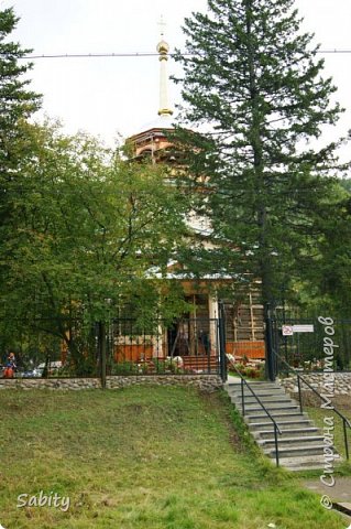 Свято- Никольская церковь была построена русским купцом Ксенофонтом Серебряковым. По легенде, он чуть было не утонул во время шторма на Байкале и решил построить церковь в честь святого Николая, покровителя и защитника моряков и рыбаков. Строительство церкви началось в 1846 году в деревне Никола на берегу Ангары и было закончено уже после смерти Серебрякова его женой Натальей. Дважды церковь переносили: сначала на берег Байкала в поселок Листвянка, а затем, с 1957 года и по настоящее время церковь расположена в 500 м от Байкала в Крестовой пади пос. Листвянка, ( это было сделано из-за поднятия уровня воды в озере в связи со строительством Иркутской ГЭС) и в ней совершается богослужение. Деревянный храм с колокольнями состоит из двух ярусов, такая конструкция в деревянном зодчестве именовалась - "восьмерик на четверике". (фото 14)