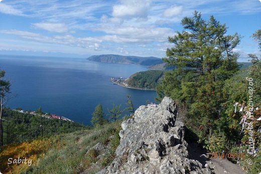 Камень Черского – вершина одной из прибрежных гор в поселке Листвянка, высотой в 755 метров. Она названа в честь знаменитого исследователя Байкала, геолога Ивана Дмитриевича Черского.
Здесь находится беседка с обзорной смотровой площадкой, откуда открывается прекрасная панорама почти всей южной котловины Байкала: на горизонте высятся белые вершины хребта Хамар-Дабан, практически "под ногами" исток Ангары с Шаман-камнем, за ним – порт Байкал, направо – Ангара вплоть до Иркутского водохранилища, налево виднеется листвянская пристань, судоверфь, а над ними белеет телескоп Байкальской обсерватории, находящийся на восточной окраине Листвянки.
(фото 21)