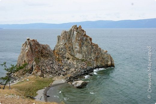Мыс Бурхан (вблизи поселка Хужир) является визитной карточкой озера Байкал. Его изображения и фотографии можно найти в любом фотоальбоме и в любой книге о Байкале. Здесь возвышается скала со сквозной пещерой, куда имеет доступ только шаман, простым людям подходить близко к скале нельзя. Считается, что в пещере обитает один из самых сильных духов — Хан Хутэ-баабай. У подножия скалы сохранился загадочный наскальный рисунок и надпись на санскрите. Изначально мыс называли Шаманкой или Шаман-скалой - приверженцы шаманизма считали это место священным. Позднее, когда среди бурят стал распространяться буддизм, мыс получил свое нынешнее название Бурхан, что означает «Бог», «Будда». (фото 35)