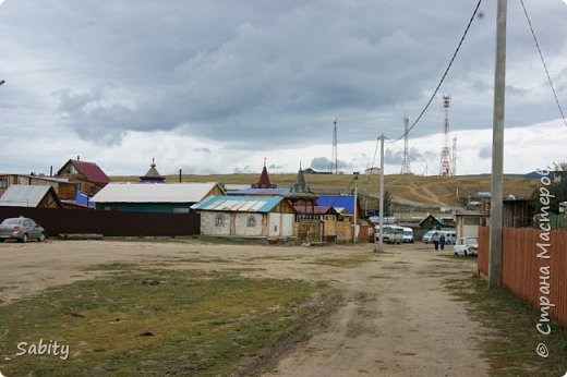 Поселок Хужир основан в 1938 в связи с созданием рыбоконсервного производства на базе ММРЗ (Маломорского рыбзавода). После закрытия рыбзавода в Хужире основным занятием местного населения является туризм. В посёлке имеется сеть семейных гостиниц. Кроме того местные жители предоставляют туристам места в гостевых домах, занимаются организацией пеших, автомобильных, конных, велосипедных или водных экскурсий по острову Ольхон.
В июле 2005 компания Иркутскэнерго впервые подала на остров Ольхон электричество — кабель был проложен по дну Байкала. В Малом море рыбаки ловили несметное количество Омуля. Сейчас рыбы стало меньше, жители поселка грешат на проложенный по дну Байкала кабель.
Парадокс - поселок находится на берегу Байкала, но вода в Хужире добывается непосредственно в посёлке и развозится в бочках, стоимость одной бочки воды — 40 р. (2013 год). Благоустройств на острове практически никаких нет!
(фото 39)