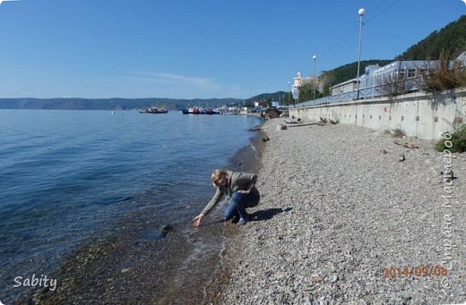 Вода в Байкале холодная (температура поверхностных слоёв даже летом не превышает +8…+9 °C.) и настолько прозрачна, что отдельные камни и различные предметы бывают видны на глубине 40 м. Чистейшая и прозрачнейшая вода Байкала содержит так мало минеральных солей, что может использоваться вместо дистиллированной: ничтожно мало органических примесей, много кислорода. Это на самом деле так и есть! Воде наичистейшая! (фото 56)