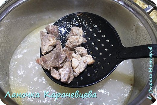 Закидываем мяско в кастрюлю с будущим супчиком! (фото 7)