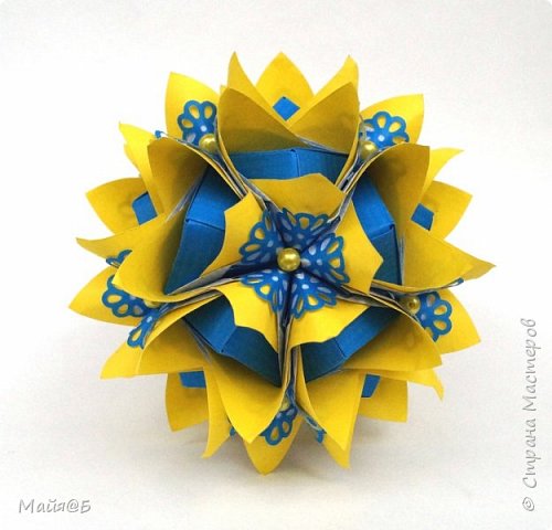 Name: Cleopatra
Designer: Maria Sinayskaya
Diadem kusudama https://www.flickr.com/photos/51642560@N02/5096622060/in/set-72157624275...
Variation: Uniya Filonova https://podjem-tal.ru/node/796019?c=new_850%2C451
30 модулей (8 х 8 см.) + 60 модулей (4 х 4 см.)
Размер - около 10 см.