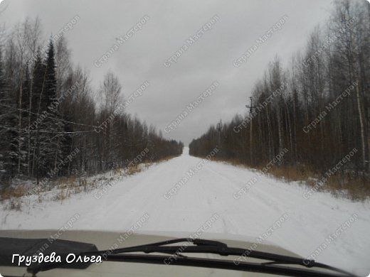 И вот поехала))))), волновалась знаете как.....
И как оказалось)))))))), зря волновалась, видите там вдали дорога уходит вверх, так вот племяшка с ребятишками с неё катались, я пришла куколку поставила ей на стол, а потом когда она прибежала, увидела её, немного отдышалась и принялась рассматривать, да нахваливать. ОЙ, мне прямо так было приятно, так приятно))))))просто не передать своих чувств. Поставлю, говорит, её на шкаф повыше, чтобы мои конфеты не съели)))))), а потом ей пришла мысль под ёлку её на НГ поставить, а мне мысль пришла сделать теперь уже снегурочку, чего не сделаешь ради любимой племяшки)))))) (фото 15)