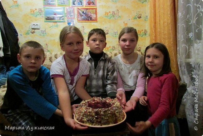  и с друзьями  сделали и почти  слопали  Вишнёвый тортик.  Сами месили тесто. Сами варили крем,  потом(  коржи нужно разламывать и, макая в крем, выкладывать горкой) это занятие они выполняли  тоже сами очень стараясь ,  и сами поливали сиропом, правда  всё под моим присмотром) . Довоооооооооольные были!!!... (фото 21)