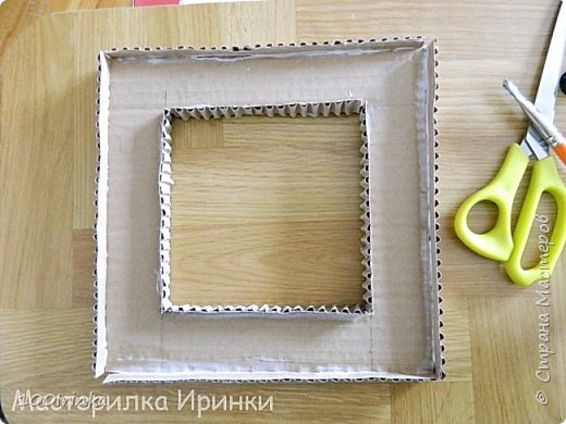 Как я делала эту рамочку.
По размеру картинки отрезала рамочку из картона, но чуть больше, т.к. мне нужно было еще и стоечки сделать (фото 14)