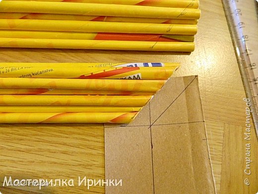 Я сделала на картонке идеально ровный угол и ножом для бумаги потом отрезала все свои заготовки для рамки под углом.
Здесь будьте внимательны под каким углом и в какую сторону отрезать. (фото 9)