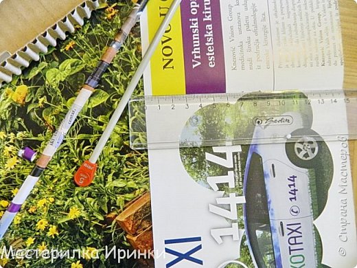 Пока у нас сохнет рамочка, мы сделаем то, чем будем наполнять эту рамочку.
Накрутим трубочки из полосок 15см на спицу №5. должны получиться толстые и прочные трубочки (фото 20)