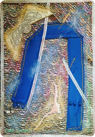 Серия Поездки. Дорожные зарисовки.
"Египет 1960-70- е,, 45*65 см. Женский пояс, тканевая аппликация.
Все ярко, пестро, по цыгански цветасто.
Много пластовые исторические наслоения. Главное достоинство страны не пирамиды, а голубой Нил который появился намного раньше. Нил пересекают малочисленные мосты и плотины. Асуанскую ГЭС строил мой отец. За Асуанскую, Братскую и другие электростанции он получил звание Героя Социалистического труда. Поэтому мог моей матери покупать французские платья.
Роль Нила исполняет поясок от такого платья. Это все что осталось от французской роскоши)). Хоть так удастся сохранить Память о родителях.
Если присмотреться, то на поясе видно три элегантных пуговички и три петельки))
Египет- страна, где я никогда не был. Поэтому годы поездки указал отцовские)