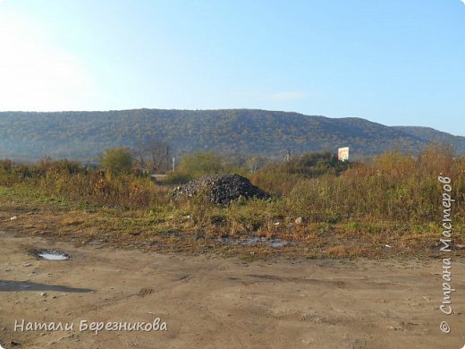 Итак. Доброго времени суток. В этом блоге я хотела бы через фотографии показать вам красоту Приморского края, а именно двух мест - Заповедник Кедровая падь или Тропа леопарда и Кравцовские водопады. Для начала немного о них.
И первое место, куда занесло меня и еще тридцать человек на экскурсии - это Кравцовские водопады. Расположены они блин Кравцовки - поселка в Приморском крае. Кравцовские водопады включают в себя живописный вид на разнообразную природу края и собственно говоря сами водопады, которых всего 5 (но мною сфотографированно только 4, и то коряво). Такой вид открывается нам сразу после того, как вы подъезжаете к Кравцовским водопадам. (фото 1)