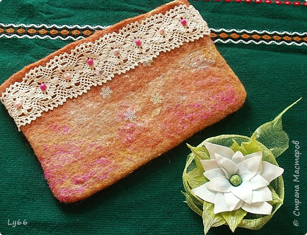 И на десерт))) Очень уютная и теплая рукотворная косметичка и нежнейшая брошь от Олечки. Я и все мои домашние в полном восторге! Такое ощущение приближающегося праздника - это здорово! Спасибо тебе огромнейшее, Оля, за подарочки и возврат в детство, ибо радовалась я как ребенок! (фото 9)