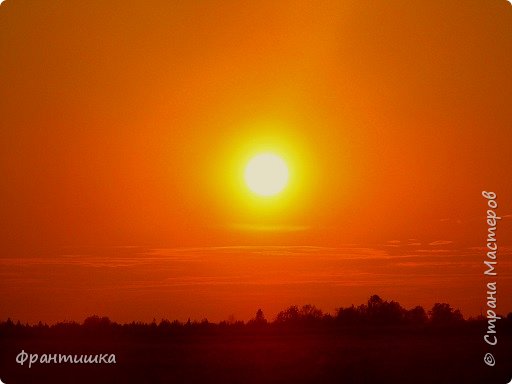 Осеннее солнце не сильно уже пригревает
И только румянит слегка позолоту листвы -
Всё чаще угрюмые тучи его закрывают,
Сквозь серую мглу нам не видно небес синевы. (фото 18)