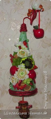 Вот такая фруктово-цветочная ёлочка, сбукашками, бусинками и со спилами какого-то дерева. в общем - АССОРТИ!!! (фото 22)