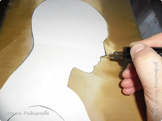 делаем шаблон из бумаги, и по нему выжигаем из шелка тело девушки. (фото 4)