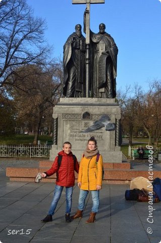 МЫ В МОСКВЕ! Случайно вышли с другой стороны станции метро. Но зато увидели памятник Кириллу и Мефодию, а справа Вы можете пронаблюдать часть сумок которые мы привезли. (фото 4)