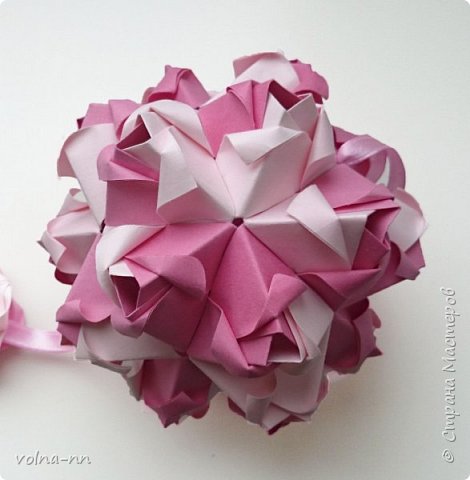 Первая участница
Little Roses var.
Designer Maria Sinayskaya
Paper's size : 8 x 8 cm
Final height: 11 cm
no glue

http://goorigami.com/modular-origami/little-roses/1315

Моя вариация под номером 3 http://goorigami.com/images/diagrams/Little_Roses3.png
 (фото 2)