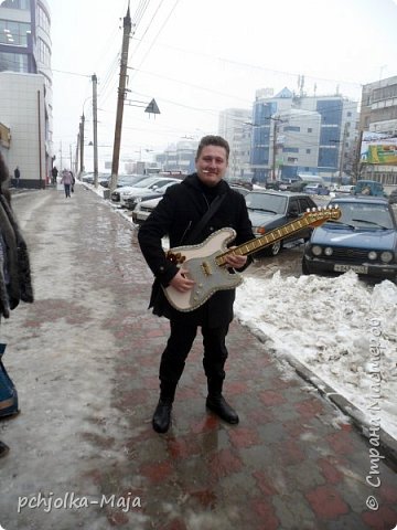 Вот и сам виновник торжества со своей новой гитарой (фото 13)