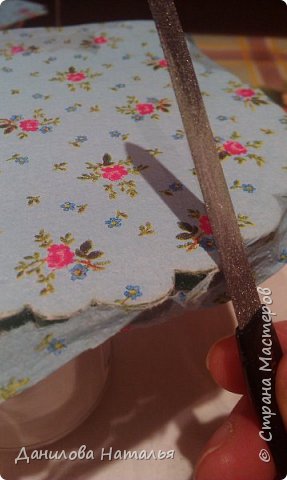 Затем пилкой для ногтей сверху вниз, т.е. как бы утягивая салфетку на "ребро" поверхности с небольшим усилием опускаем пилку вниз. (фото 2)