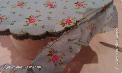 Так, на ширину пилки у нас получается ровный край салфетки. Потом немножко захватывая предыдущую дырочку идем дальше - сверху вниз. (фото 3)