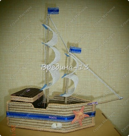 Из чего же, Из чего же, Из чего же,
Сделаны наши мальчишки...
Почему-то сразу вспомнились эти слова из известной всем детской песенки.
Представляю вашему вниманию новый кораблик из коктейльных трубочек, шпагата и всякой всячины. Огромное спасибо Татьяне Корчемкиной за ее очень подробный и понятный МК: https://podjem-tal.ru/node/800818. Кораблик готовится в подарок мальчику на 7-ми летие. В дальнейшем будет укомплектован всевозможными конфетками (по желанию заказчика - наполнять кораблик он будет сам). (фото 1)