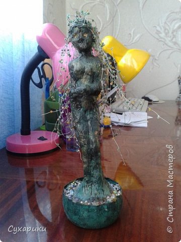 Дриада из папье-маше, которую давно обещала выложить ;с)."Кора" наклеена  из помятых, мокрых тетрадных листочков, но желаемого эффекта ,как мне кажется, это не дало. (фото 2)