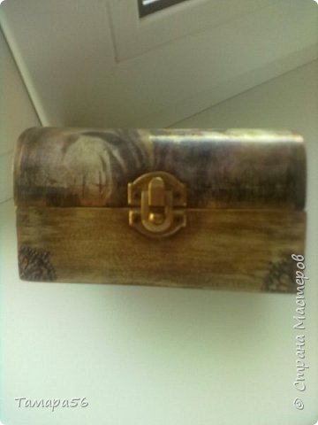 Прочитала, что для вживления распечатки не подходит струйный принтер с водорастворимыми чернилами. Но другого-то нет.я вспомнила все, что слышала и читала. Промазала лаком акриловым с двух сторон и приклеила на белую краску, просушила. и ооочень осторожно стала скатывать, но мне хотелось, что-бы проступила фактура дерева. Нужно было после брашировки прокрасить разведенной краской. Но результат неплохой. Края прорисовала сухой кистью, состаривала краской, намазюкала сначала темнозеленой, потом битумом. Теперь фото со всех сторон (фото 1)